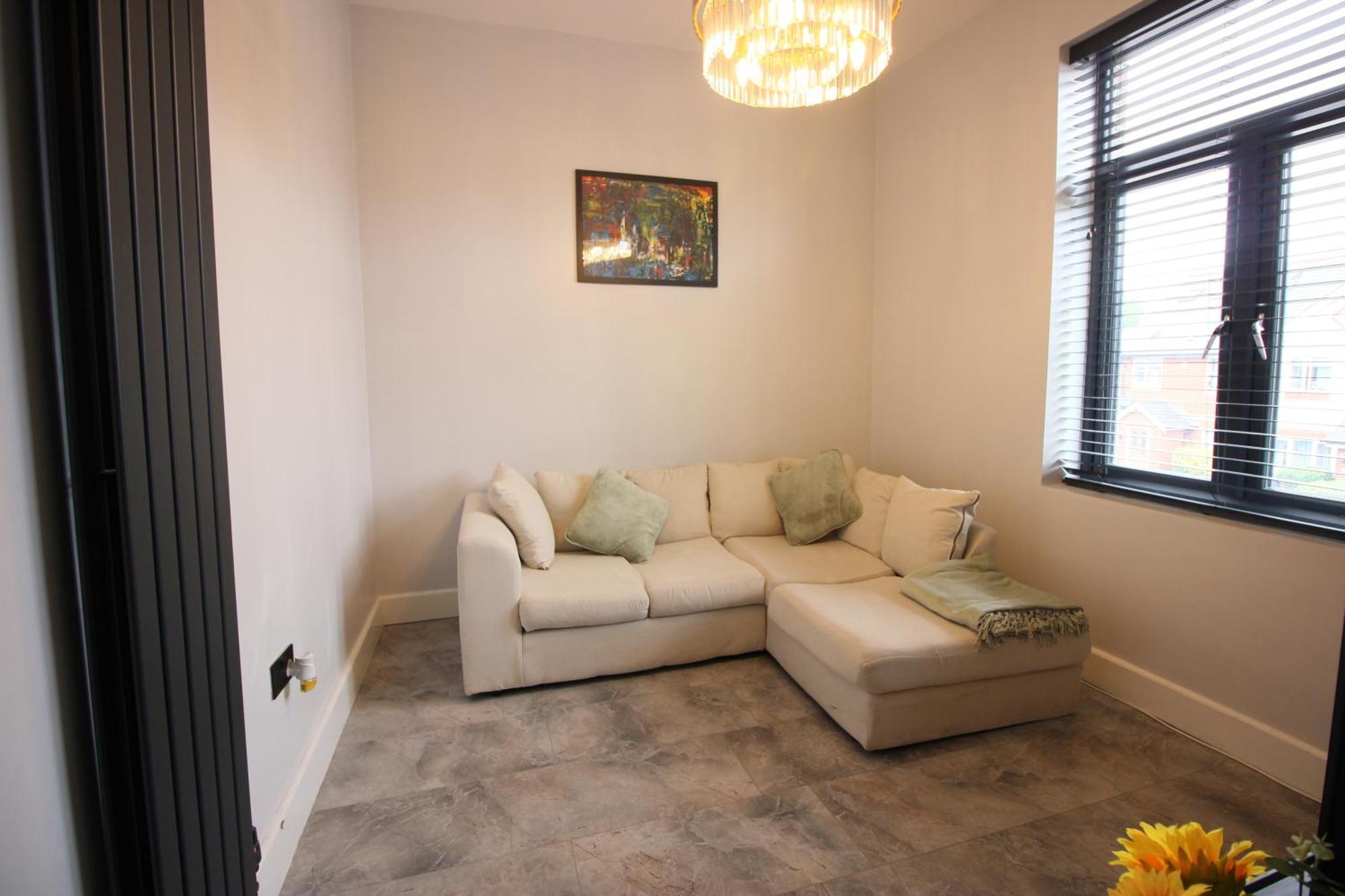 Luxury 3-Bedroom Apartment, Ealing Broadway Brentford Buitenkant foto